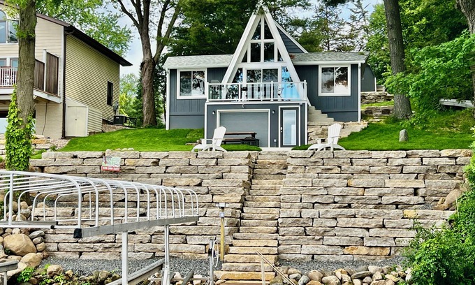 Lodi House | COZY WATERFRONT CABIN, ON SUNSET BAY, LAKE WISCONSIN ! SUMMER AND WINTER FUN !