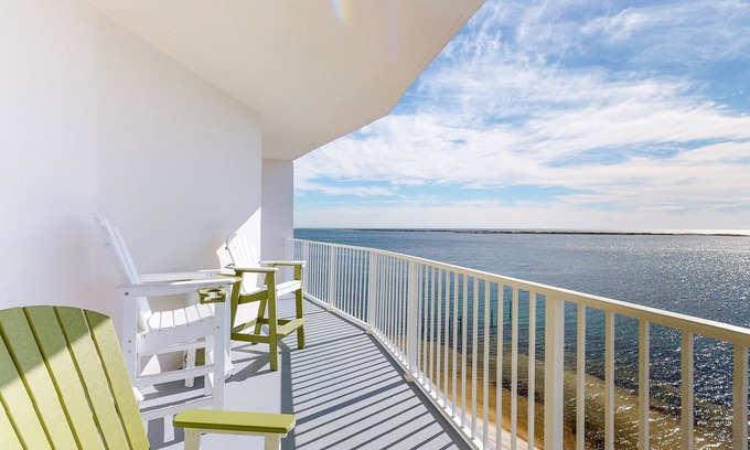 Ono Island Condo | Cozy waterfront condo with pool, fitness area, balcony, & washer/dryer
