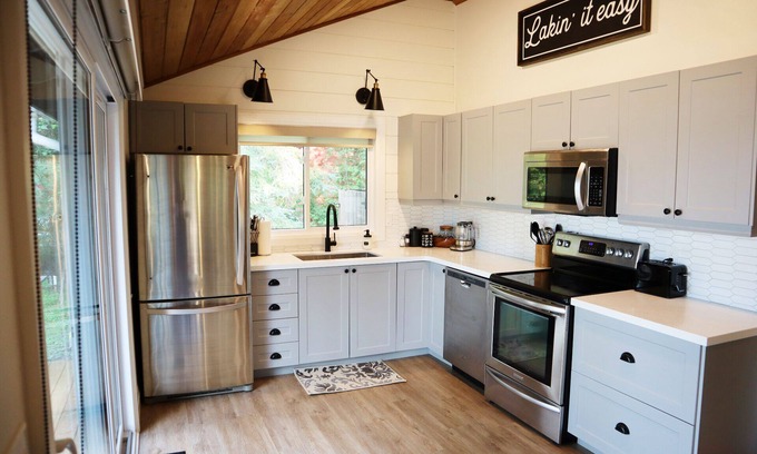 Gannon Village Cottage | Cozy Waterfront cottage on Buckhorn lake with hot tub