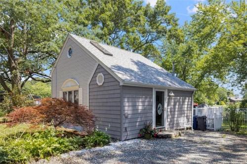 Warwick House | Cozy Waterfront Cottage - Sleeps 4