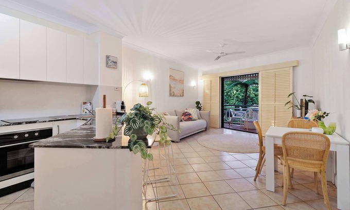 Cairns North Apartment | Cozy Waterfront - Free Parking, Pool