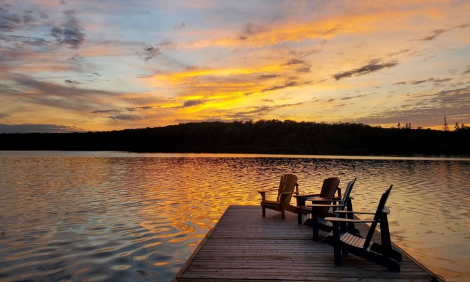 Perry Cottage | Cozy Waterfront Lakehouse w/Sunset Views GLDN Days
