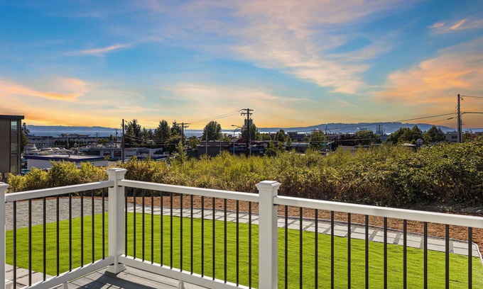 Des Moines House | Cozy Waterfront Stay – 2BR Just Minutes from Local Eats & Marina Life