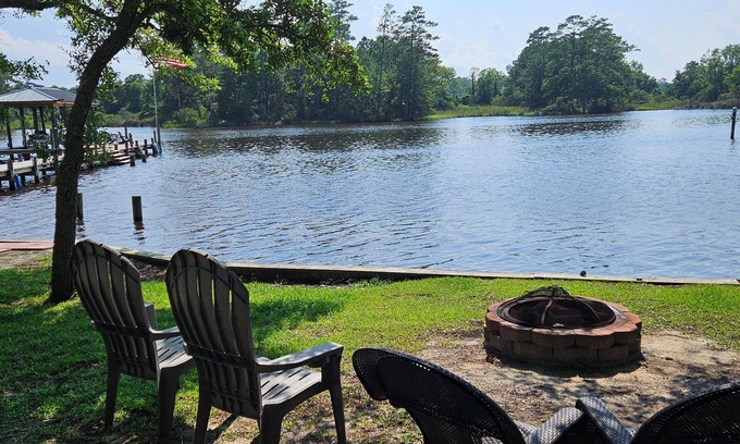 Oriental House | Cozy waterfront travel trailer 1 bedroom and AC, WiFi in charming Oriental