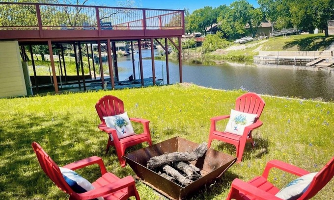 Granite Shoals House | Cozy Waterfront Home on Lake LBJ Kayaks Included!