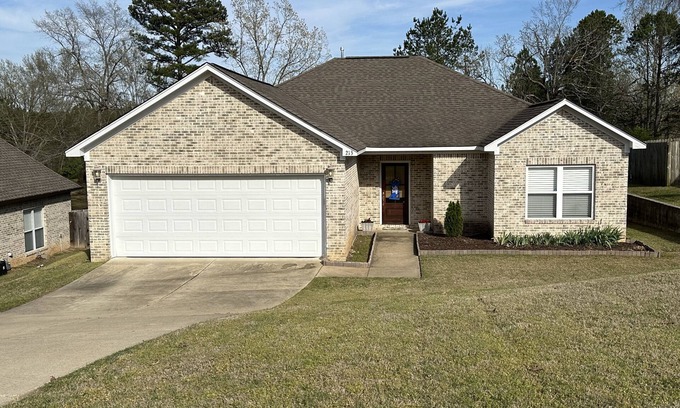 Oxford House | Cozy Weekend Rental