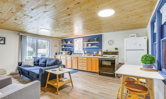 Wellston Cabin | Cozy Wellston Cabin - Walk to Crystal Lake!