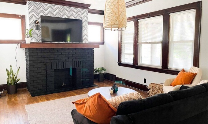 Cleveland Apartment | Cozy West Cleveland Getaway – Pets Welcome + Parking Enjoy easy access to downtown, the airport, and Ohio City from this charming retreat just minutes from Lakewood and Kamms Corner. Features include off-street parking, a fully stocked kitchen wit
