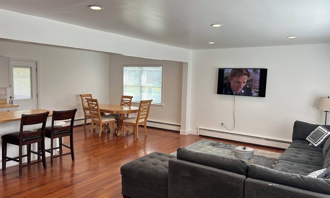 New Fairfield House | Cozy Westchester Retreat w/Fast Wi‑Fi