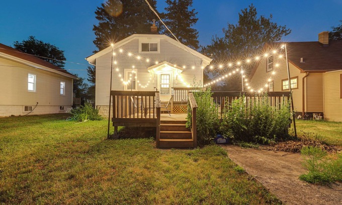 Westmont House | Cozy Westmont Home: Walk to Metra Station!