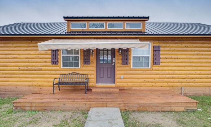 Lissie Cabin | Cozy Wharton Cabin: Porch, Near Hunting & Fishing