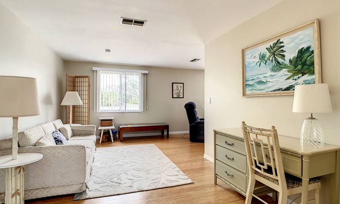 Venice House | Cozy Whole Home Half Mile From Venice Island