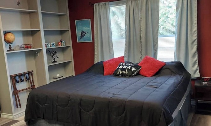 Mineola Cottage | Cozy with Local Airport View
