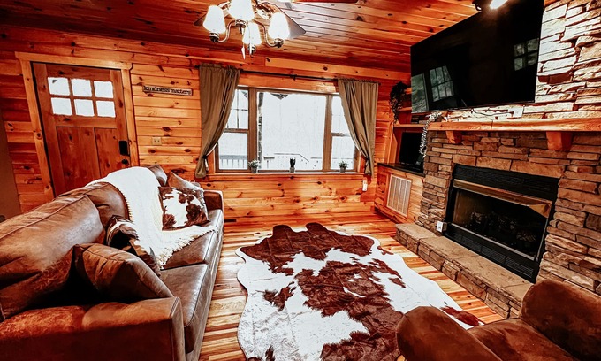 Gatlinburg - Pigeon Forge Cabin | Cozy Wooded Wilderness