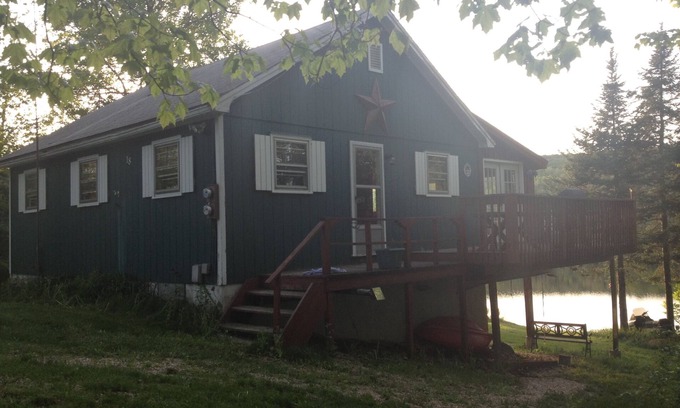 Woodford Cottage | Cozy Woodford Lakefront Cottage