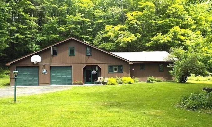 Oneonta House | Cozy Woodland 4 Bedroom