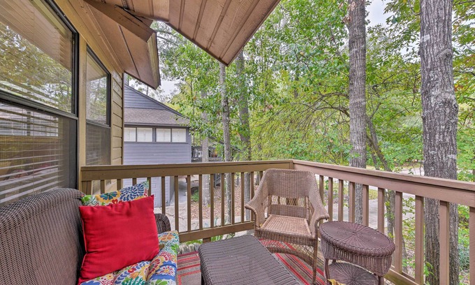 Grogan's Mill Apartment | Cozy Woodlands Townhome w/Deck Near Market Street