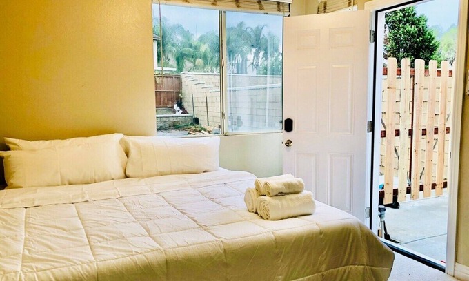 Eastvale Apartment | Cozy Workstay ✿ Steps away from park