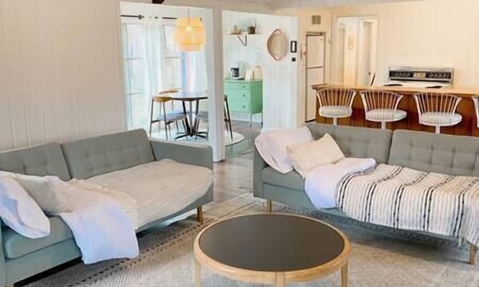 Ypsilanti House | Cozy Ypsilanti Cottage | Peloton & Retro Vibes