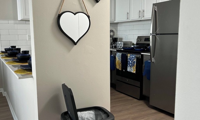 Oak Park Apartment | Cozy1 BDRM apartment Located In The Heart Of Downtown Oak Park by Glow & Explore