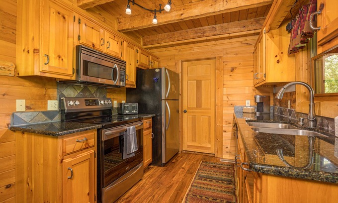Gatlinburg - Pigeon Forge Cabin | Cozy2 BD Easily Accessible Cabin! Quiet community short drive to all attractions