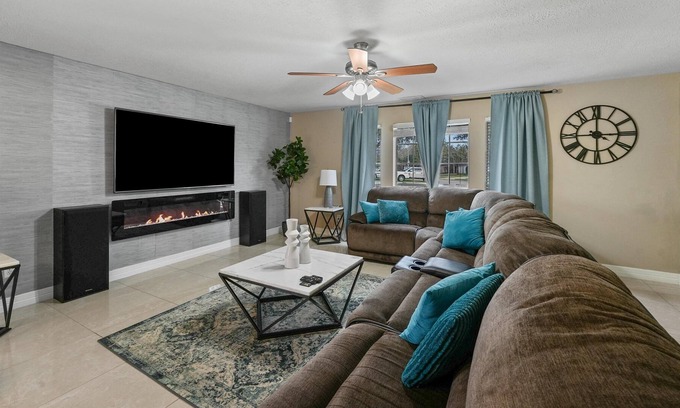Barker House | CozyHouse22. A cozy 5 bedroom home conveniently located in the heart of Katy,