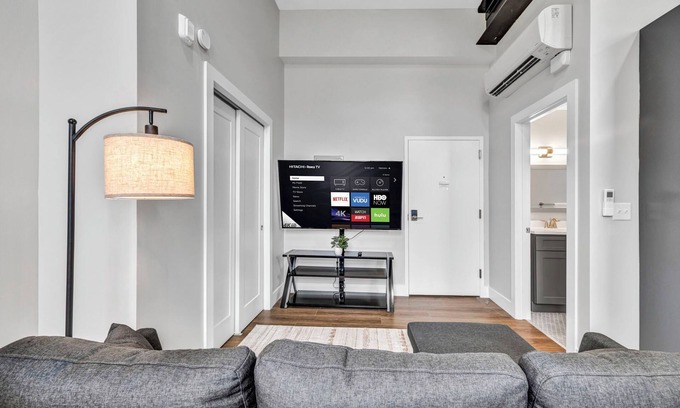 Cleveland Apartment | CozyStudio+65"TV+8Min from DT CLE