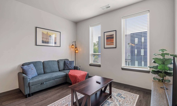Indianapolis Apartment | CozySuites Ayr | parking, pool, gym #08