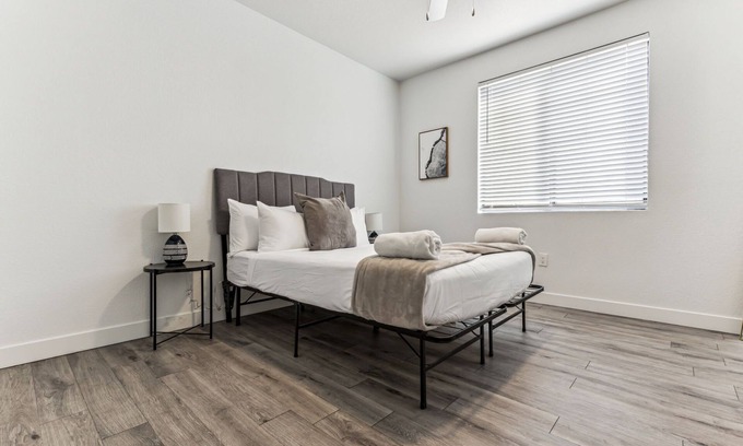 Glendale Sports and Entertainment District Apartment | CozySuites Glendale by the stadium w pool! 27