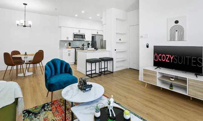 Glendale Sports and Entertainment District Apartment | CozySuites Glendale by the stadium with pool 05
