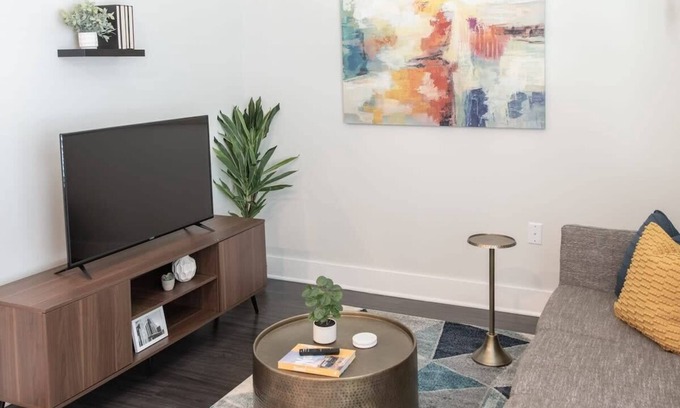 Central Business District Apartment | Cozysuites l Gorgeous 1BR in Downtown Cincinnati