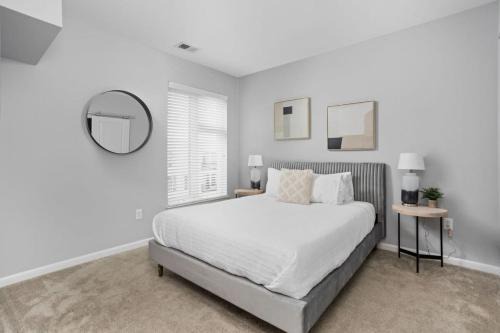 Cole-Noble District Apartment | CozySuites l Roomy 1BR, Monument Circle, Indy