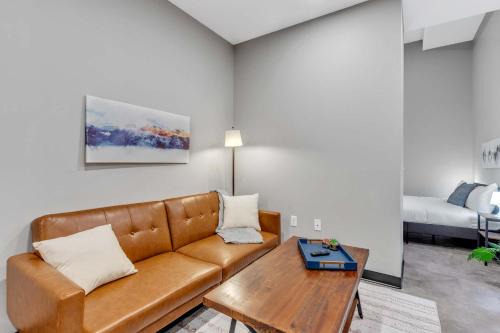Cultural District Apartment | CozySuites Modern 1BR in Downtown Pitts #14