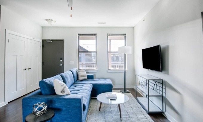 Nashville Apartment | CozySuites Music Row Modern 1BR w/free parking! 02
