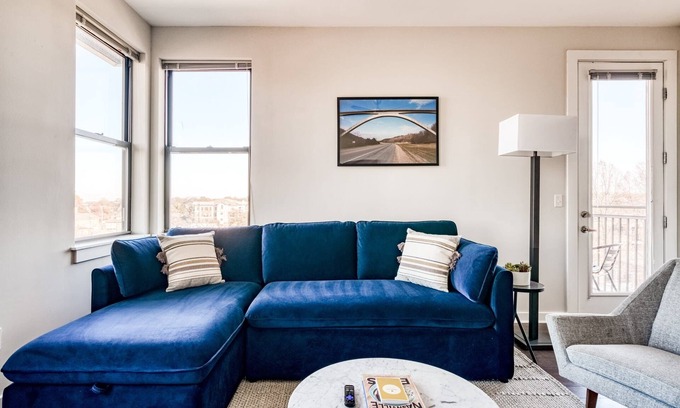 Music Row Apartment | CozySuites Music Row Spacious 2BR with free parking 01