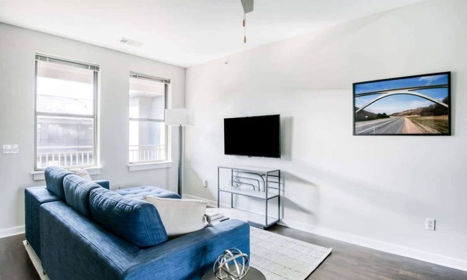 Music Row Apartment | CozySuites Music Row Chic 1BR with free parking! 12
