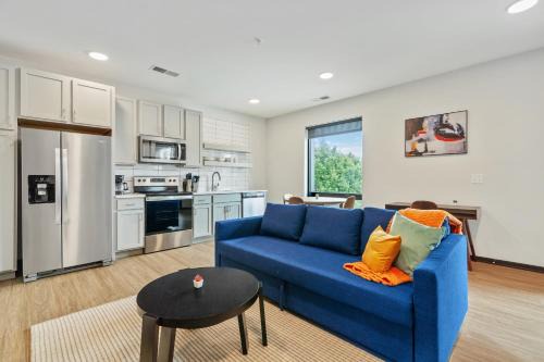 Lockerbie Square Apartment | CozySuites on Mass with garage parking #4