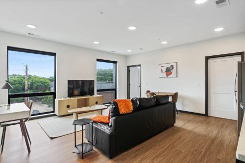 Lockerbie Square Apartment | CozySuites on Mass with garage parking #21