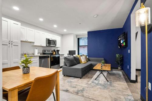 Cultural District Apartment | CozySuites Stunning 1BR in Downtown Pitts #3