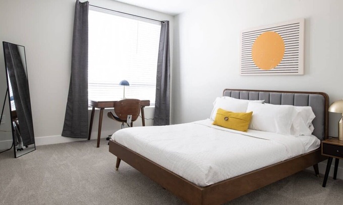 Central Business District Apartment | CozySuites Stunning 3BR in Downtown Cincinnati