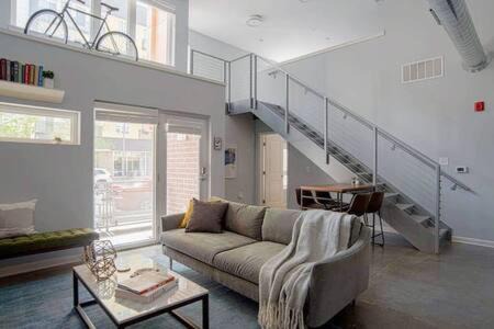 Cole-Noble District Apartment | CozySuites TWO Stylish Apts, Monument Circle, Indy