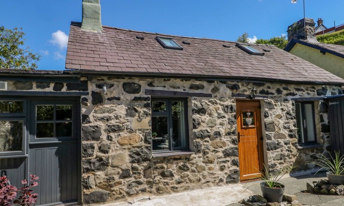 Llanfairfechan Cottage | CRABAPPLE COTTAGE, romantic, with open fire in Llanfairfechan