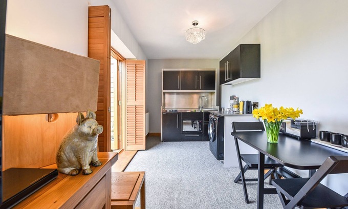 Waterlooville Cottage | Crabden Meadows, Blendworth - sleeps 2 guests in 1 bedroom + sofa bed