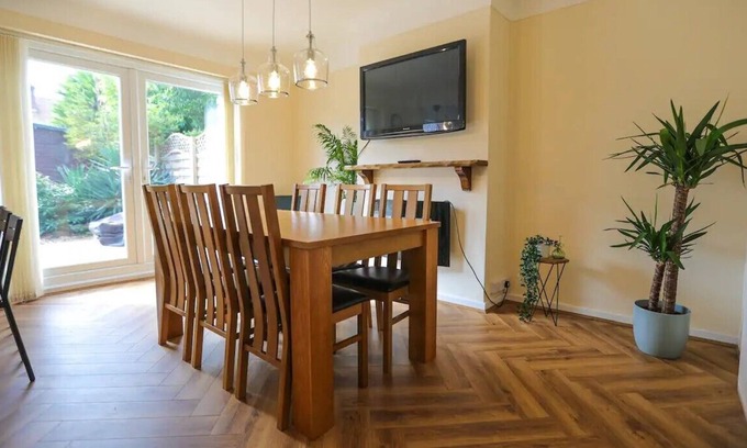 Moreton House | CRABTREE HOUSE 5BR MORETON, WIRRAL, CLOSE TO LIVERPOOL & CHESTER