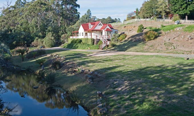 Grove Cottage | CRABTREE RIVER COTTAGES - EMILY COTTAGE -RIVERFRONT RELAXATION