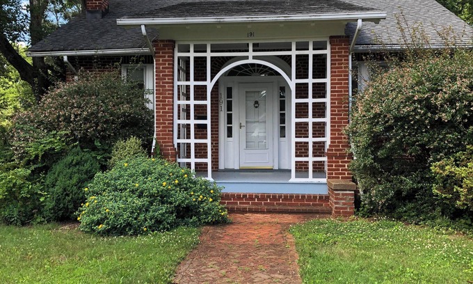 Orange House | Craftsman Cottage - Charming 3-bedroom house with WiFi and AC in lovely Orange