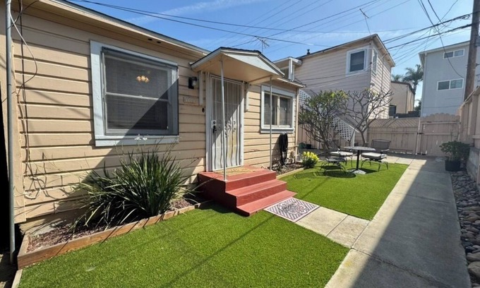 University Heights Cottage | Craftsman cottage with a yard in the heart of San Diego! WiFi, AC & Parking