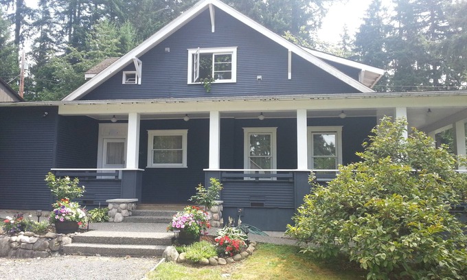 Olde Town House | Craftsman Duplex in Old Town Issaquah - Free Wi-Fi