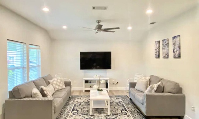 West Dallas House | Craftsman-Style Home near Downtown