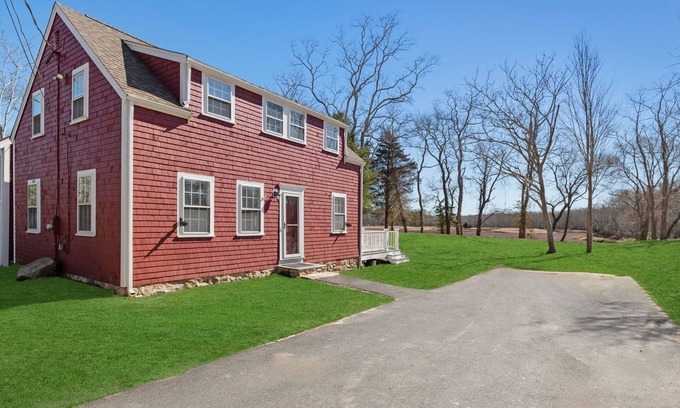 West Barnstable House | Cranberry Meadow Farm is a newly renovated Carriage House that sleeps 8.